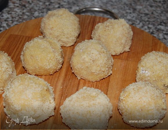 Панируем сначала в муке, затем в яйце и обваливаем в миндальной крошке.
Для миндальной крошки берем миндаль очищенный (если миндаль неочищенный , залейте его кипятком на мин 15 и снимите кожицу. Очищенный миндаль просушите в духовке при 150 гр. мин 15. И перемолите в блендере в муку. 