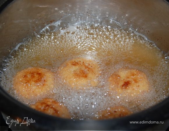 Готовые шарики поместите в морозилку минимум на 1 час.
Разогрейте в кастрюльке раст.масло и обжарьте шарики мин 5-7. 

