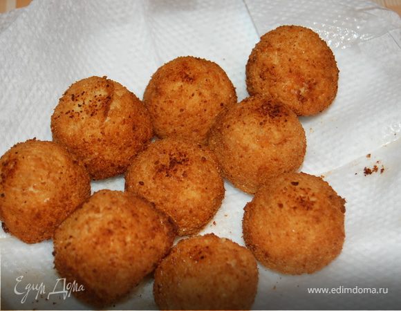 Выкладывать лучше на салфетку, она впитает излишки масла.