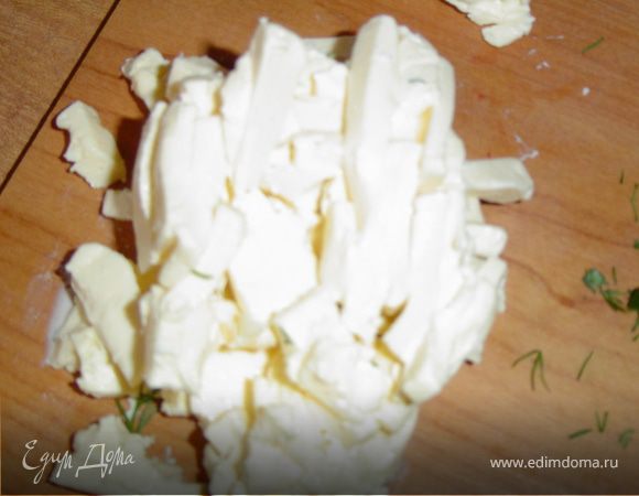 Мелко нарезаем или натираем на терке плавленные сырки и добавляе их в творог.Мелко нарезаем укроп,петрушку,зеленый лук.