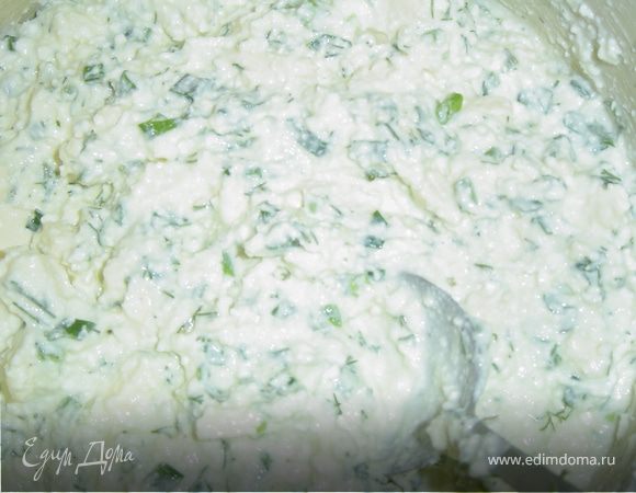 Добавляем зелень в творог,хорошо перемешиваем.Перчим и солим по вкусу.