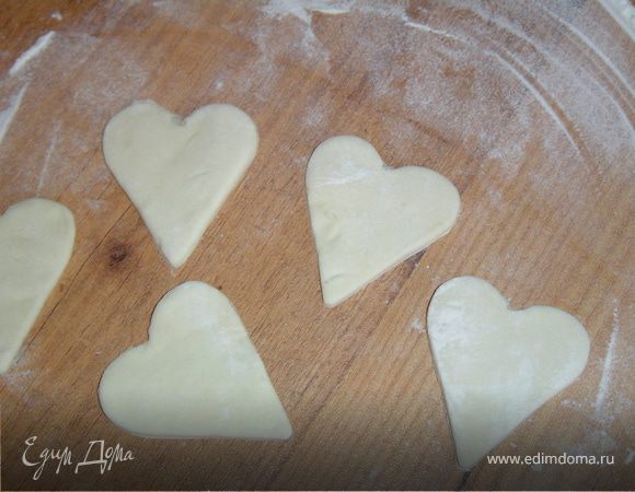 Из оставшихся кусочков теста вырезаем листочки.