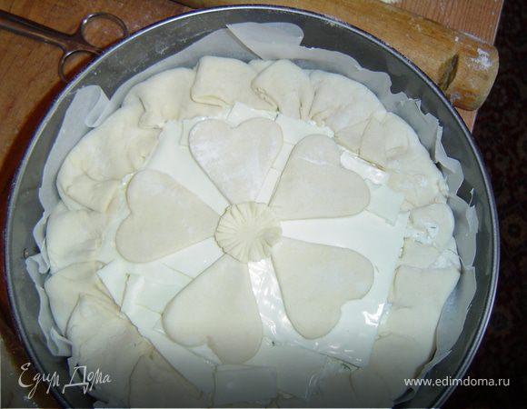 Сверху сыра выкладываем цветочек из вырезанных лепестков? смазываем желтком и отправляем пирог в духовку.Выпекаем до готовности при температуре 170-180 гр.