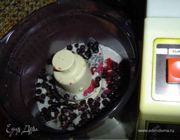 Начинаем процесс с приготовления блинчиков, для этого взбиваем яйца с 50г сахара, добавляем муку, разрыхлитель, соль, и молоко, и взбиваем до однородной массы. Чернику с 30г сахара измельчаем с помощью комбайна 