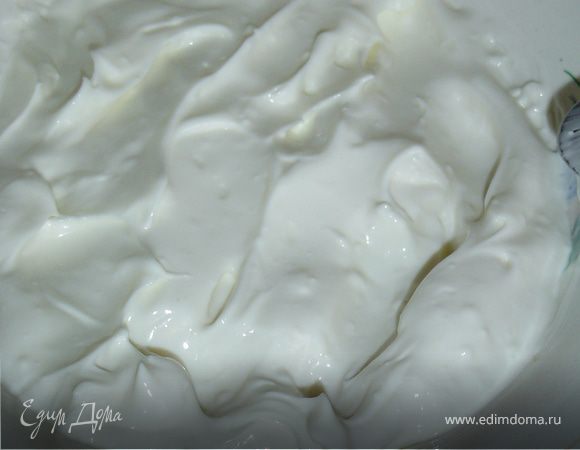 Блинчики готовы и мы приступаем к приготовлению начинки. К творожному сыру добавляем сметану, сахар, ванильный сахар и тщательно перемешиваем.Делим крем на две равные части. 100г черники измельчаем и добавляем в одну из двух частей крема.