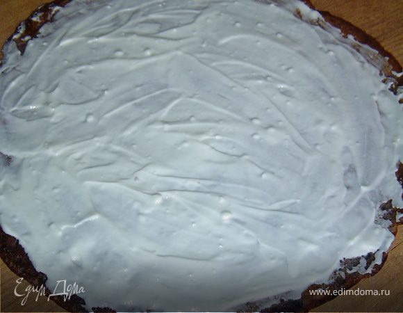 Блинчик смазываем сметано-творожным кремом,