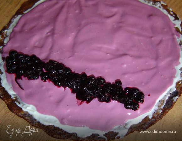 На край блина выкладываем ягоды черники и сворачиваем рулетиком. 