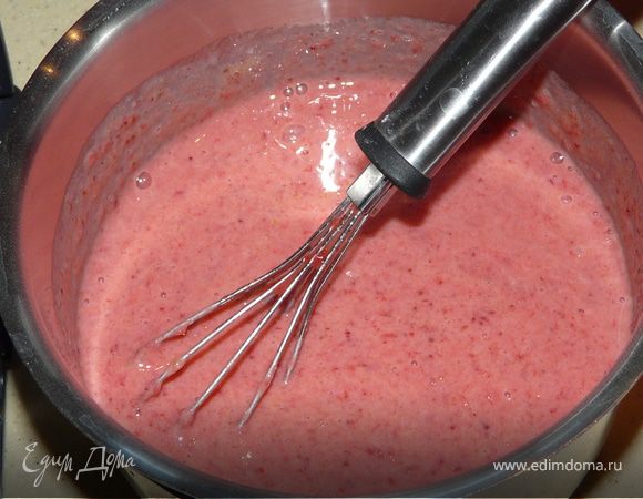 Смешать сахар, ваниль и желтки, добавить пюре. В кастрюльке смешать желатин с молоком, нагреть и подождать, пока растворится, влить в клубничную массу. Перемешать.