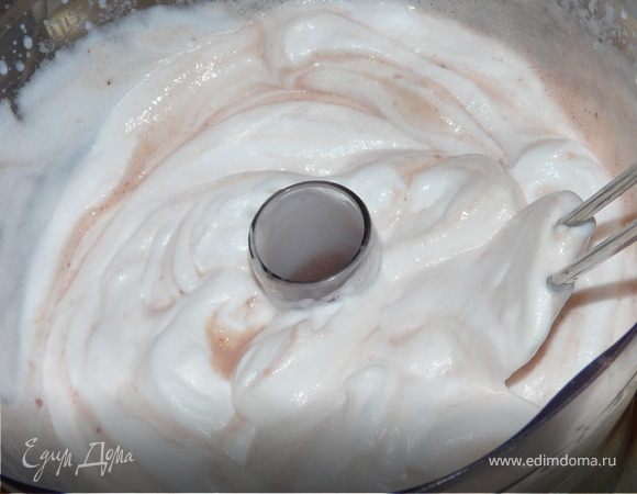 Взбить хорошо сливки и соединить с клубничной массой.
Один пласт бисквита выложить на дно разьемной формы (должно быть на 1 см меньше, чем форма), выложить савоярди по стенкам. Половину мусса вылить на бисквит, накрыть другим бисквитом, вылить оставшийся мусс. Поставить в холодильник на несколько часов, перед подачей украсить.