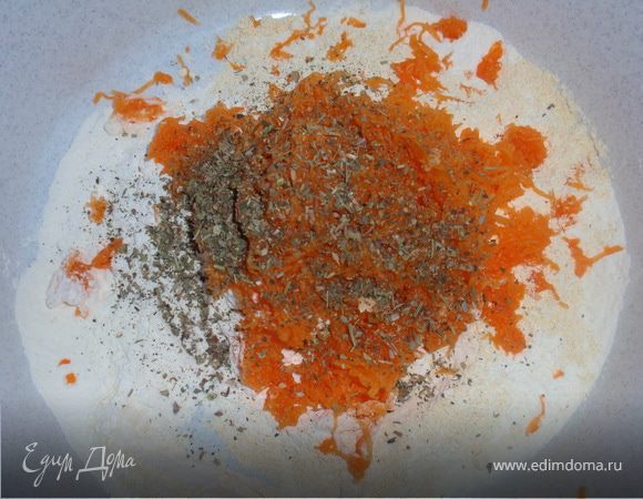 Разводим в теплой воде дрожжи с сахаром. Даем постоять 15-20 минут. В миске смешиваем обе муки. Добавляем Тертую на мелкой терке тыкву, соль, прованские травы. 