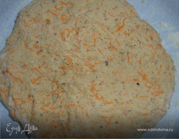 Вливаем дрожжевую смесь и замешиваем тесто, добавляя постепенно масло. Тесто получается немного клейким за счет тыквы.