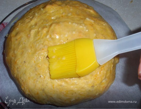 Оставляем тесто подходить в теплое, темное место на 1,5-2часа. Формируем хлеб, и даем расстояться 15-20минут. Духовка 180 градусов печь 30-35 минут. Пока печется хлеб делаем заправочку. Смешиваем желток, оливковое масло и измельченный чеснок (кто любит чесночек, можно и больше одного зубчика). Смазываем хлеб нашей заправочкой и отправляем в духовку еще на 5 минут.  