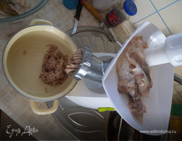 Рыбу пропустить через мясорубку (2 раза), (У меня было филе пеленгаса мороженое с кожей, я намучилась, пока очистила его от нее и косточек, поэтому, лучше брать уже почищенное).