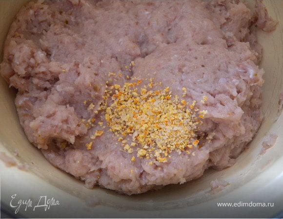 Посолить, поперчить (я использовала соль "Оранжевое настроение" от Denis (http://www.edimdoma.ru/recipes/14392). Добавить яйца (2 шт), сливки и оливковое масло (без муки). (Пробовала делать жидкое тесто с молоком для жарки на сковородке, как из печени, не получилось. Пришлось завтракать вкусным рыбным омлетом).