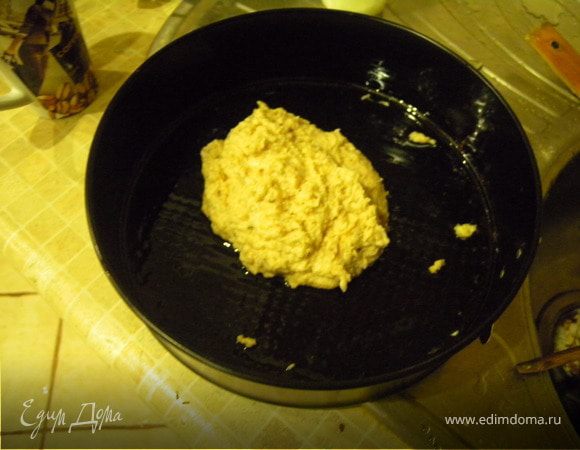 Разделить на 4 части. Выложить в форму. разровнять вилкой. Выпекать в форме при температуре 200с До готовности.