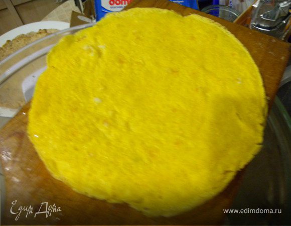 Коржи яичные (с рецепта Иветы, но у нее 1 яйцо 1 ст. л майонеза 1 ст л муки). На один корж: 1 яйцо + 2 ст л майонеза + 2 ст л муки без горки. я взбивала вилкой в стаканчике и сразу же выливала на сковородку. И так три коржа.