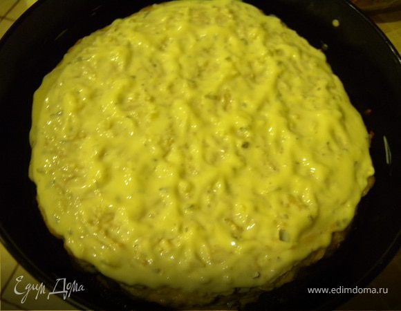 Собираем торт: 1 корж рыбный промазываем кремом, потом яичный.... заканчивается рыбным, и опять крем.