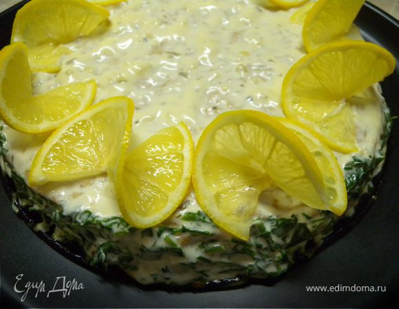 Из средней части лимона нарезаем тонкие кружочки и украшаем ими наш торт. А оставшиеся кусочки лимона тоже можно будет подать для поливки...