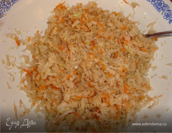 Квашеную капусту мелко изрубить, добавить так же мелко порезанную луковицу и черный перец (лучше свежемолотый), хорошенько перемешать.