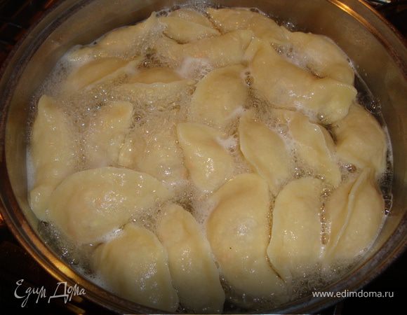Лепим вареники и варим в подсоленной воде.