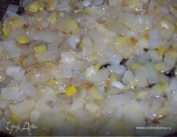 Лук мелко нарезать и обжарить на растительном масле.