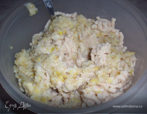 Лук прокрутить и добавить в фасоль.