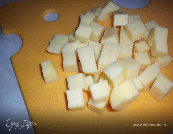 Сыр нарезать небольшими кубиками.