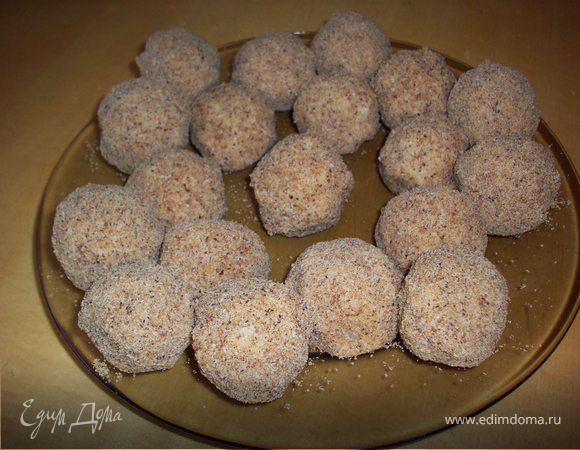 Влажными руками брать по одной столовой ложке фасолевой массы, формовать шарик, укладывая в центр кубик сыра, панировать в сухарях.