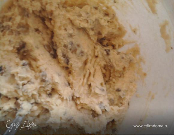 Сварить фасоль, обжарить мелконарезанные грибы. Вареную фасоль прокрутить через мясорубку, добаить грибы, посолить и поперчить, добавить зелень, лук и чеснок (у меня только грибы).