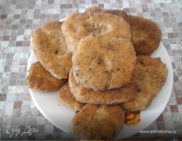 В тесто добавить яйца, добавляйте по дному и вымешивайте, может понадобится меньше, затем 1 ст ложку манки или муки. Если хотите чтобы немного похрустывали добавьте 1-2 ст ложки сухарей в тесто.
Из теста лепите любые фигурки, обваливаете в сухарях и обжариваете до золотистой корочки в масле на сковороде (цвет корочки от светло золотой до темно золотого).