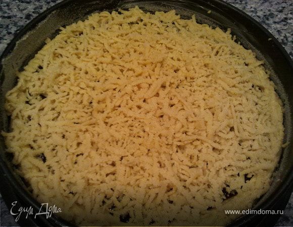 Растираем маргарин с сахаром, добавляем яйца, муку (2 стакана), сметану, соду с уксусом. Тщательно вымешиваем. Форму для выпечки смазать маслом (растительным или сливочным) и посыпать манкой (или мукой). Отделить 1/6 теста (примерно стол. ложка с горкой), замесить его круче, добавив 0,5 стакана муки (или немного больше), сформировать шар и отправить в морозилку на 15-20 минут. Оставшееся тесто распределить по форме, сделав небольшой бортик. Тесто густое, тягучее, по форме его проще всего просто размазать ложкой. Сверху тесто (без бортиков) намазать вареньем или джемом. Хорошо если варенье кисленькое. Испробованные удачные варианты: черносмородиновое, малиновое, сливовое или брусничное варенье. Тесто из морозилки натереть на крупной терке сверху на слой варенья. Распределить равномерно, так чтобы все варенье было не очень густо прикрыто тестом. Выпекать в духовке разогретой до 200 градусов примерно 30 минут, когда пирог сверху зарумянится, перевести духовку на 180-170 градусов и оставить еще на 10-15 минут. Достать из духовки и дать немного остыть - варенье очень горячее. Приятного аппетита! (укр. Смачного!)