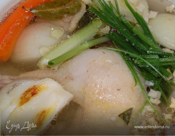 Курицу заливаем водой ставим на огонь и даем закипеть.Снимаем тщательно накип.Очень тщательно. Бульон должен быть очень прозрачным. Уменьшаем огонь.
Пока курится будет закипать ,нагрейте сковороду и на сухой сковроде на слабом огне обжарьте очищенный лук,разрезанный на 4 части,и очищенную морковь - на 2 части,до золотистого цвета. Добавляем все коренья в бульон.Естественно вымытые,очищенные.
И пусть это все томится мин 40-50.
Далее солим . Вытаскиваем курицу.
А бульон процеживаем через ситечко и все наши коренья перетираем через сито в бульон.Не бойтесь, перетирайте все,бульон прозрачность не потеряет.
Мясо можно подавать отдельно.

