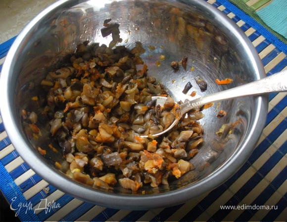 Сперва необходимо нажарить блинчики(самые обыкновенные).Мелко нарезанные лук и морковку пасируем на под.масле,затем добавляем грибочки,соль и перец по-вкусу.