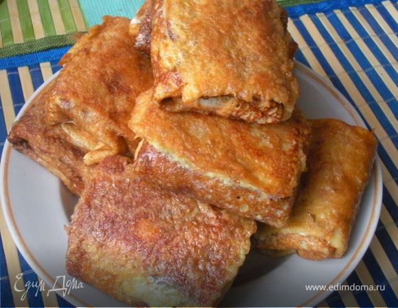 На блинчики вылаживаем начинку и формируем конвертики.Яйца немного посолить и поперчить,взбить вилкой.Готовые конвертики обвалакиваем в яйце и жарим на под.масле 