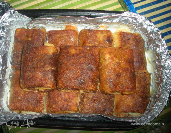 Вылаживаем наши конвертики в форму(плотнее друг к другу) и заливаем сливками(в идеале нужно,что бы сливки покрыли блинчики полностью).И ставим в предварительно разогретую духовку на 10-15 мин.Приятного аппетита!!!