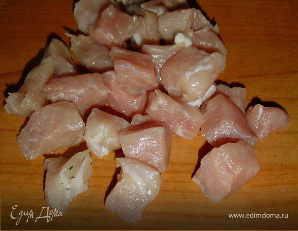 Свинину нарезаем кубиками и обжариваем растительном масле.