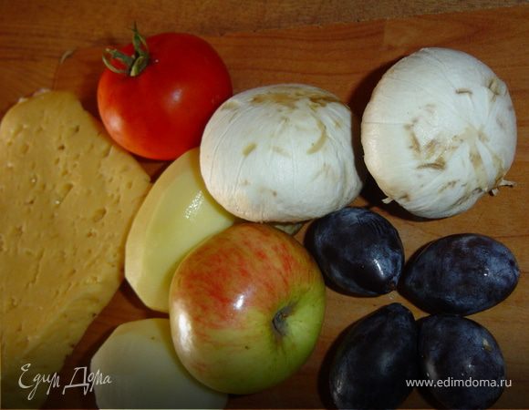 Картофель очищаем и нарезаем кубиками, также очищаем грибы и шинкуем. Помидоры очищаем от кожицы и измельчаем. Яблоко очищаем от кожицы, удаляем сердцевину, также поступаем со сливами, предварительно опустив их в кипящую воду на несколько секунд, чтобы легко снялась кожица. 