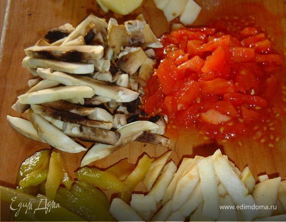 Яблоки и сливы нарезаем кусочками. Сыр натереть на крупной терке. 