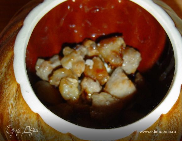 После того как подготовили все ингредиенты раскладываем их в горшочки.
На дно кладем кусочек сливочного масла, а на него мясо.