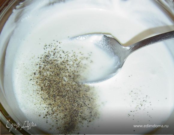 Сметану смешиваем с солью и перцем, перемешиваем,