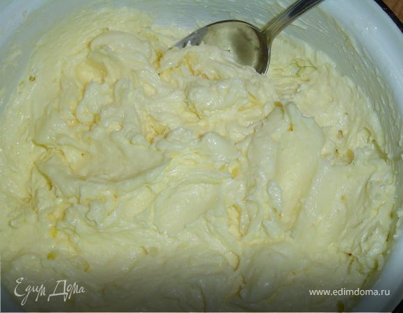 Взбить масло, добавляя понемногу взбитые с сахаром яйца, натертую лимонную цедру и лимонный сок, изюм, чернослив, измельченные орехи, нарезанный мармелад на кубики, размельченное печенье.