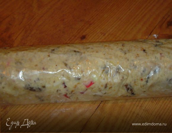 Завернуть во влажную целлофановую бумагу, придав пирожному удлиненную форму. Поставить на 3 -4 часа в холодильник.