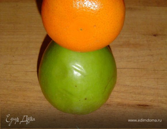 "Птичка" ингредиенты	 К яблоку с помощью зубочисток крепим мандарин.