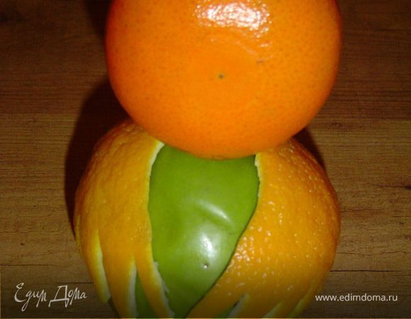 Эти крылья крепим с помощью зубочисток к яблоку.