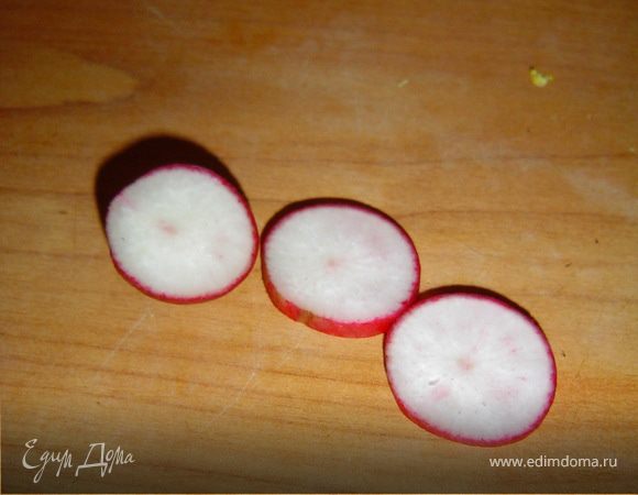 Редис нарезаем кружочками - это будущие глаза птички,