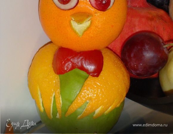 Лапки вырезаем из моркови или кожицы апельсина, крепим их с помощью зубочисток к нижней части яблока.
Бабочку можно изготовить из красного яблока, сливы, сладкого перца и т.д.