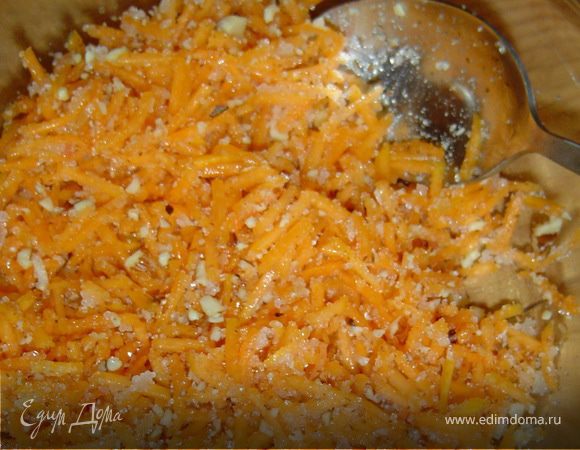 Готовим начинку. Тыкву натираем на крупной тёрке,добавляем порубленные орехи,сахар и перемешиваем.