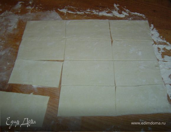 Тесто разморозить,дать немного постоять в тепле,раскатать в пласт,разрезать пласт на прямоугольники.