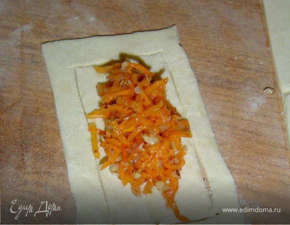 на середину выложить тыквенно-ореховую начинку,