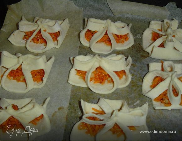 Противень застилаем пищевой бумагой, выкладываем на него слойки и смазываем их взбитым яйцом. Запекаем при температуре 190гр. 30-35 мин.